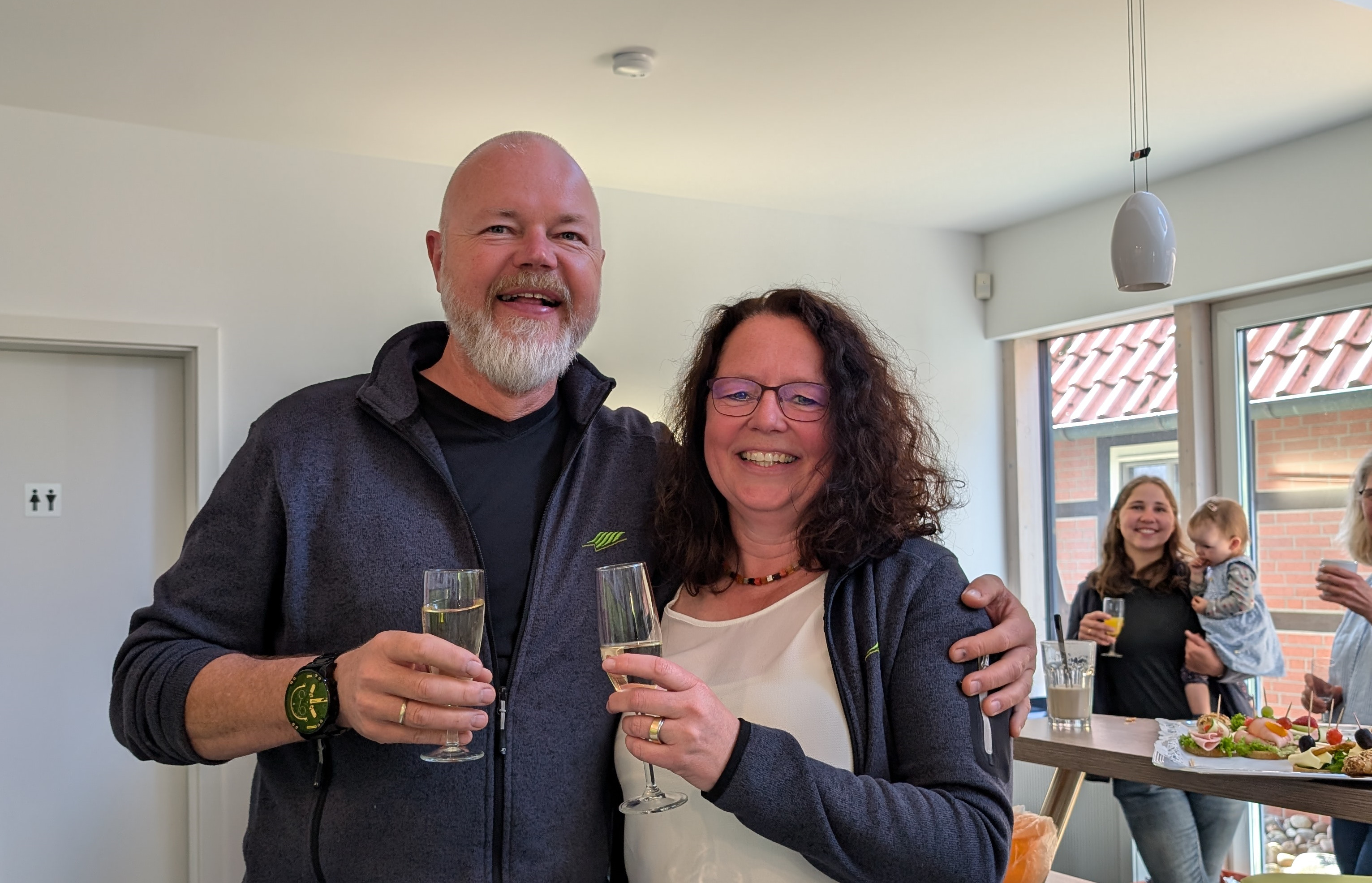 Tanja Lieb und Wilhelm Pesel lächeln in die Kamera