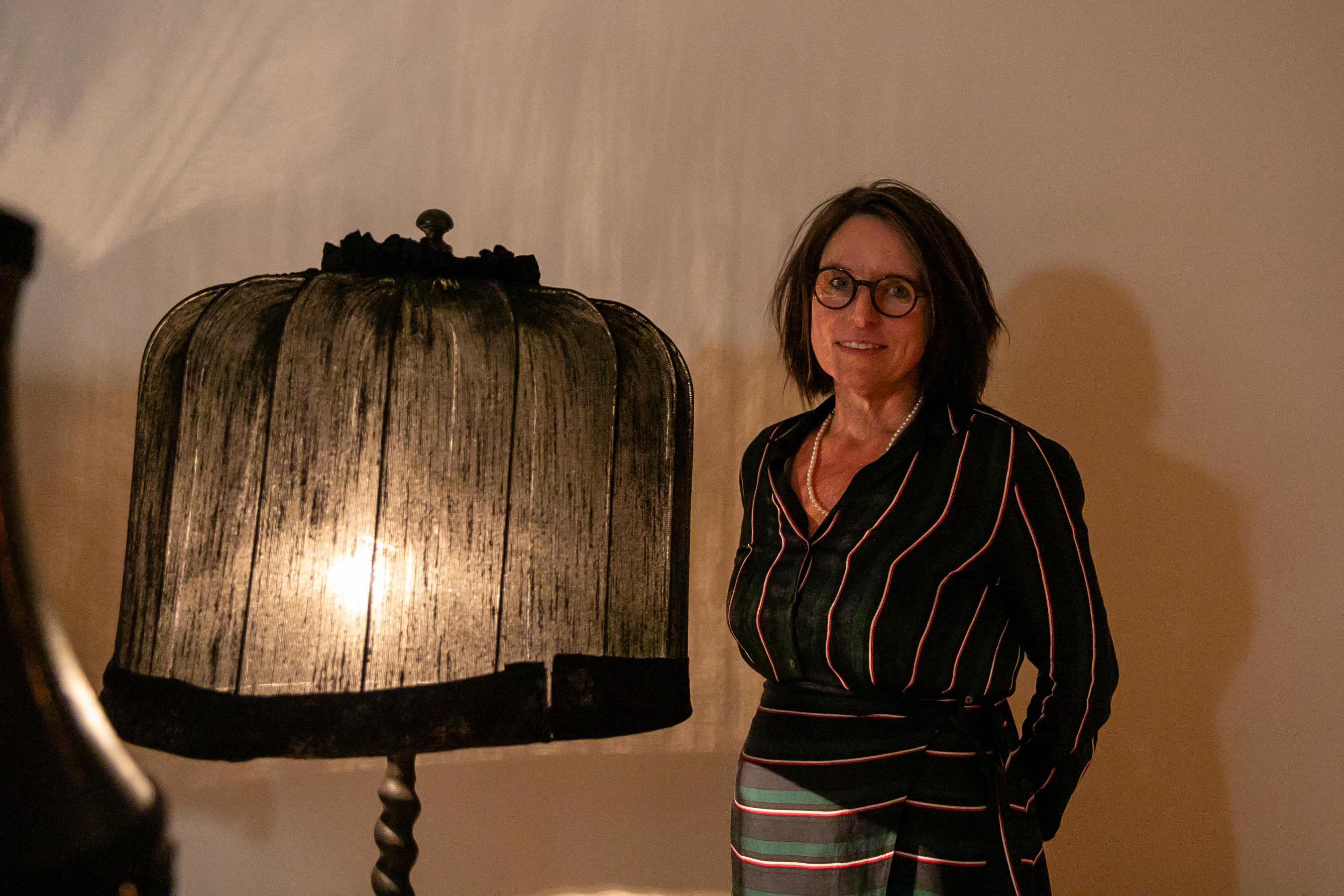 Wildgrubers neben einer Lampe.