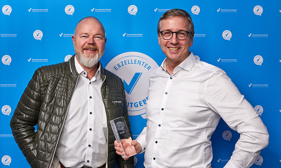 Pokal mit der Aufschrift Exzellenter Arbeitgeber 2024.