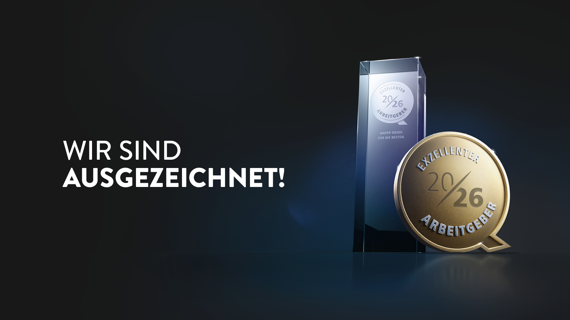 Pokal mit der Aufschrift Exzellenter Arbeitgeber 2026.