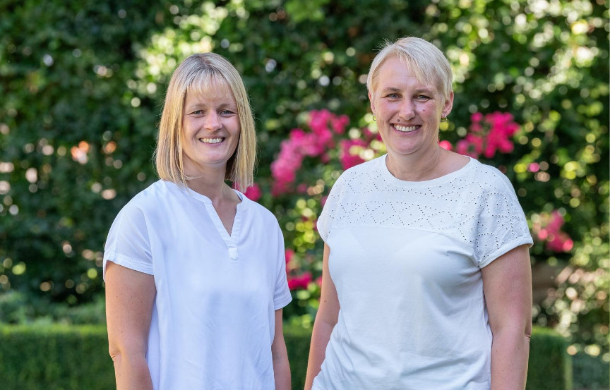 Anika Six und Inka Müller lächeln in die Kamera