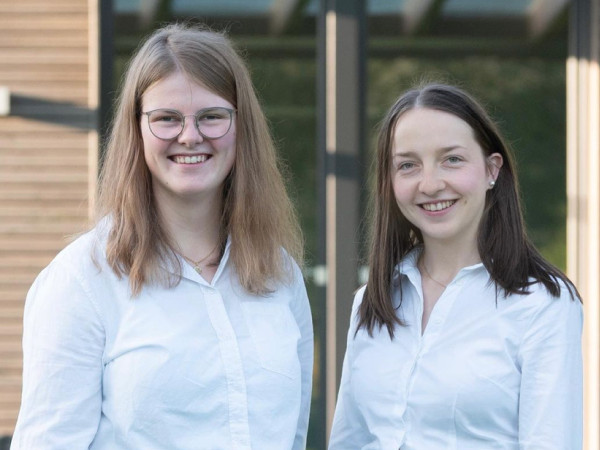 Johanne Warnecke und Inken Drögemüller lächeln in die Kamera.