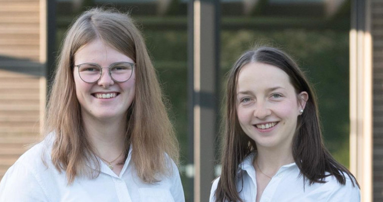 Johanne Warnecke und Inken Drögemüller lächeln in die Kamera.