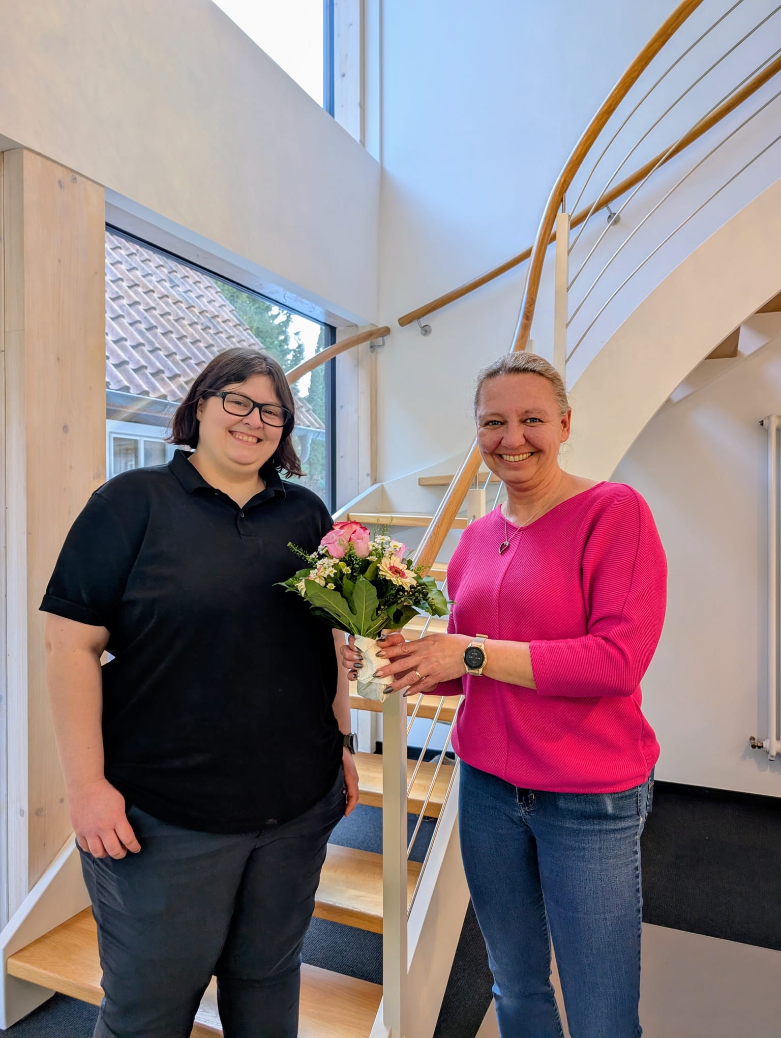Lisa-Marie Klagge und Julia Rudolph lächeln in die Kamera.