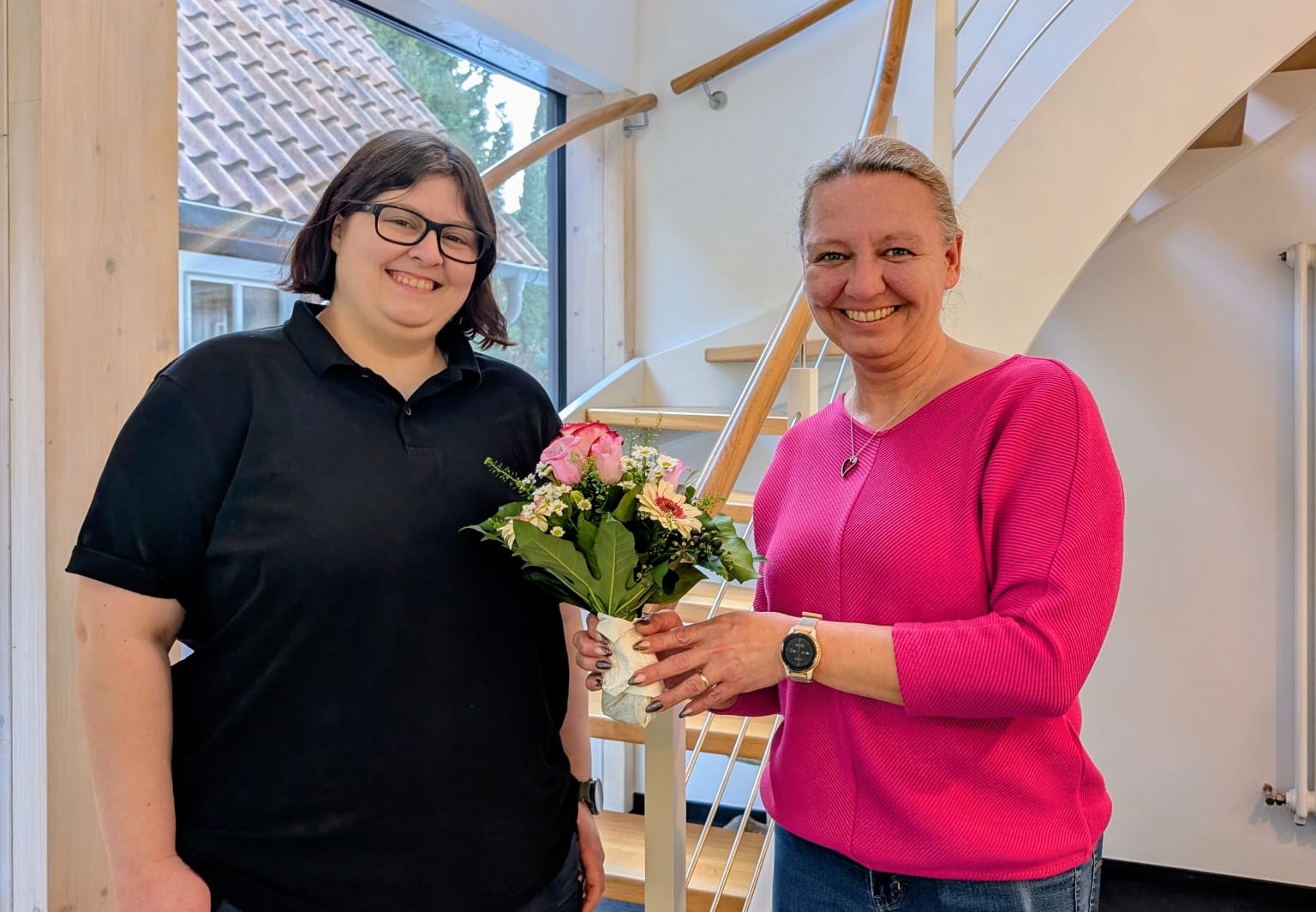 Lisa-Marie Klagge und Julia Rudolph lächeln in die Kamera.