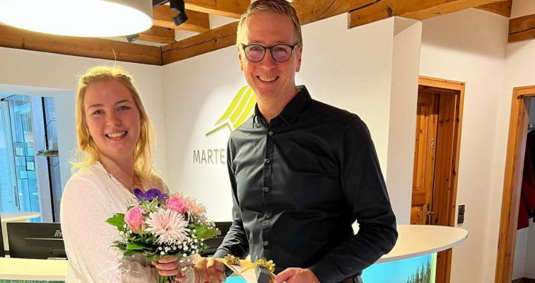 Lisa Trumann und Fabian Martens lächeln in die Kamera. Lisa Trumann hat Ihre Prüfung bestanden!