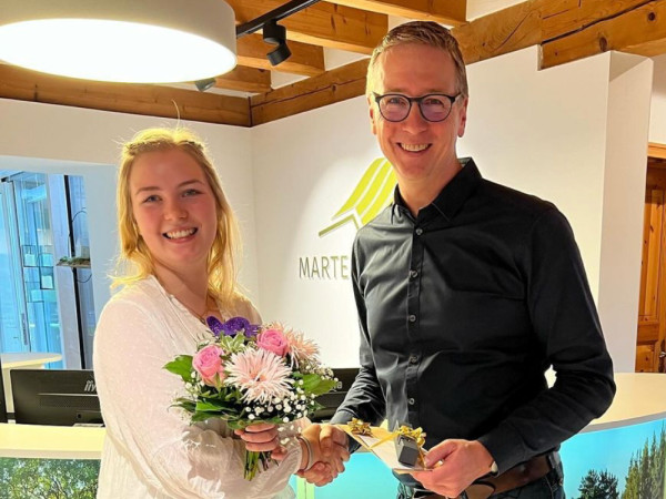 Lisa Trumann und Fabian Martens lächeln in die Kamera. Lisa Trumann hat Ihre Prüfung bestanden!