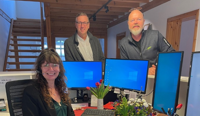 Silke Heers, Fabian Martens und Wilhelm Pesel lächeln in die Kamera.