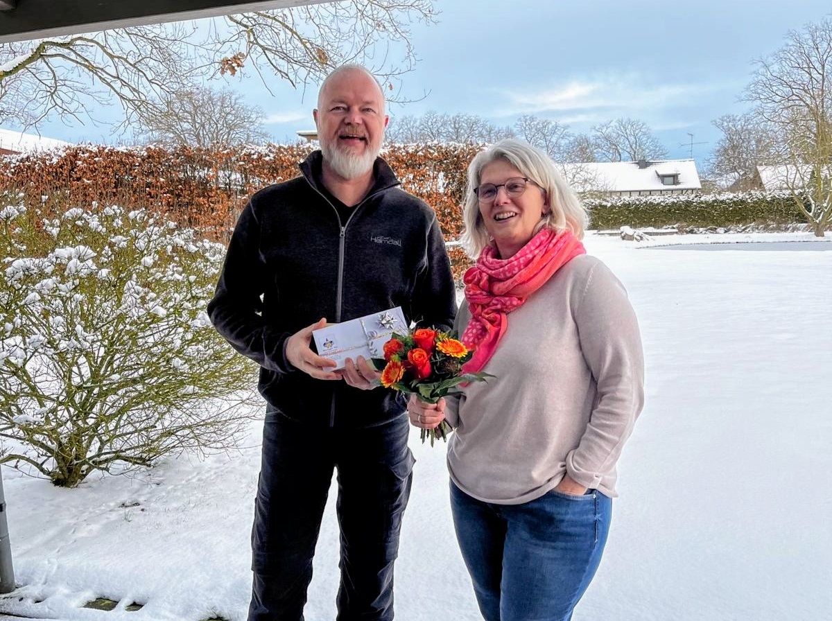 Heike Thielen und Wilhelm Pesel lächeln in die Kamera.