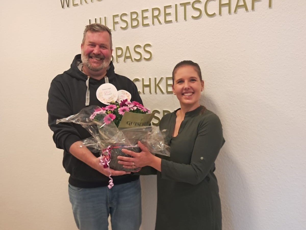 Svenja Schäfer und Andre Niebuhr lächeln in die Kamera.