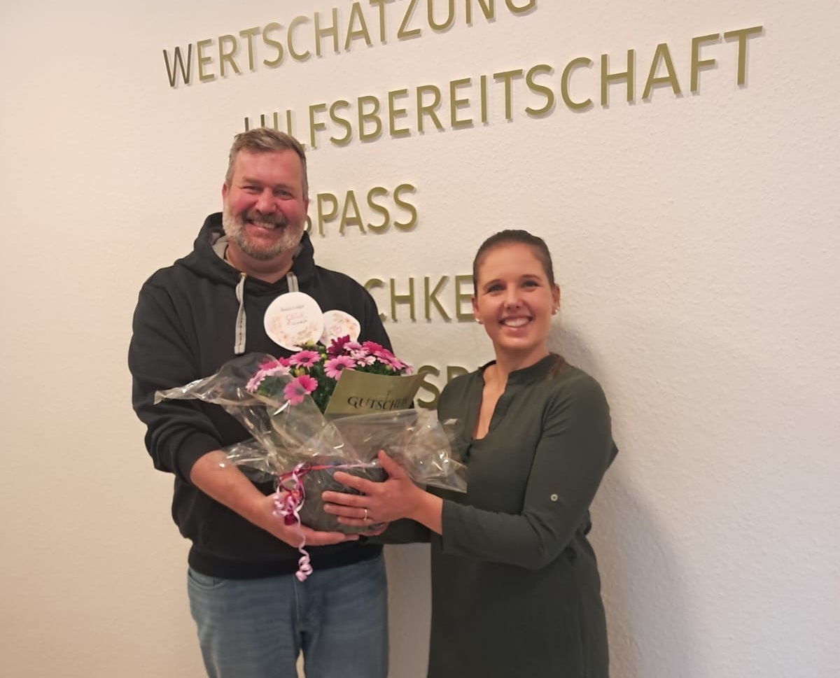 Svenja Schäfer und Andre Niebuhr lächeln in die Kamera.