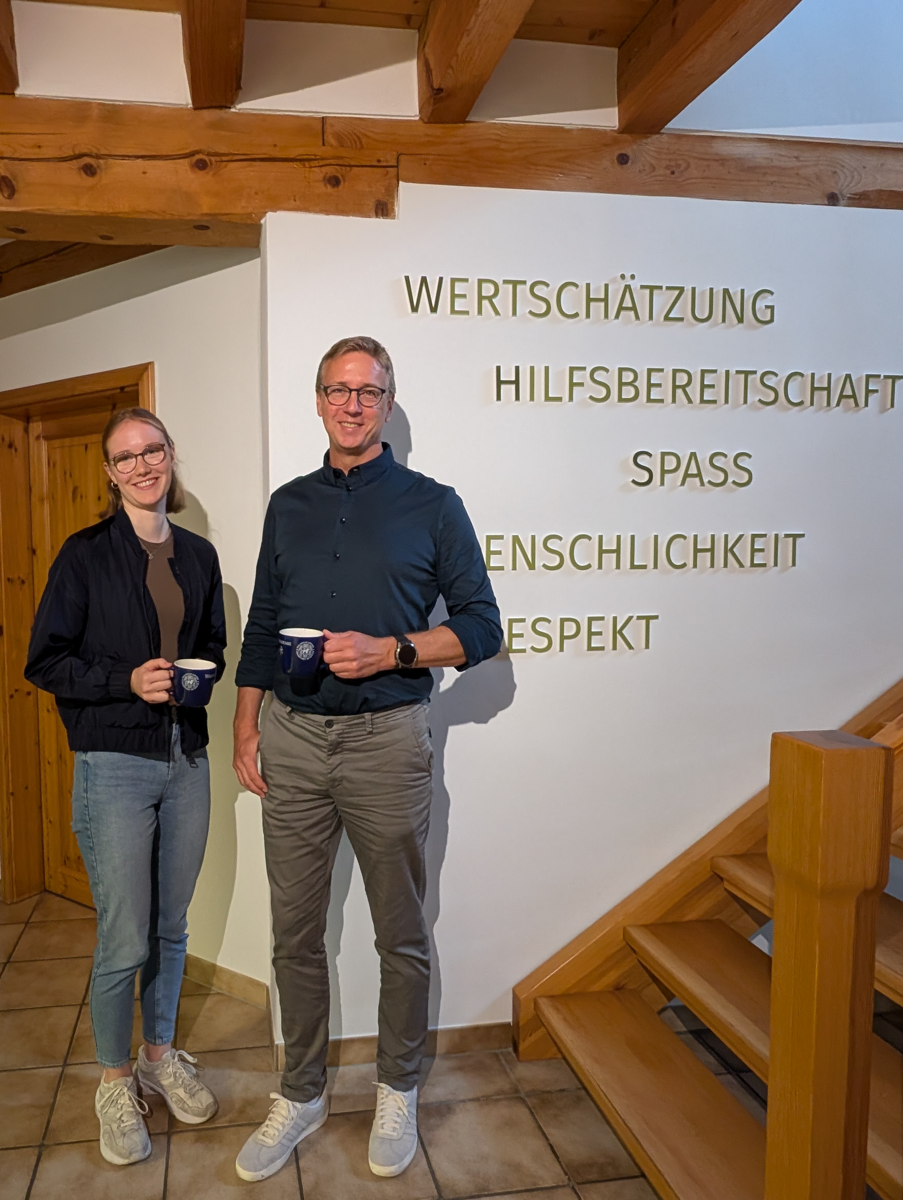 Bele Könemann und Fabian Martens lächeln in die Kamera