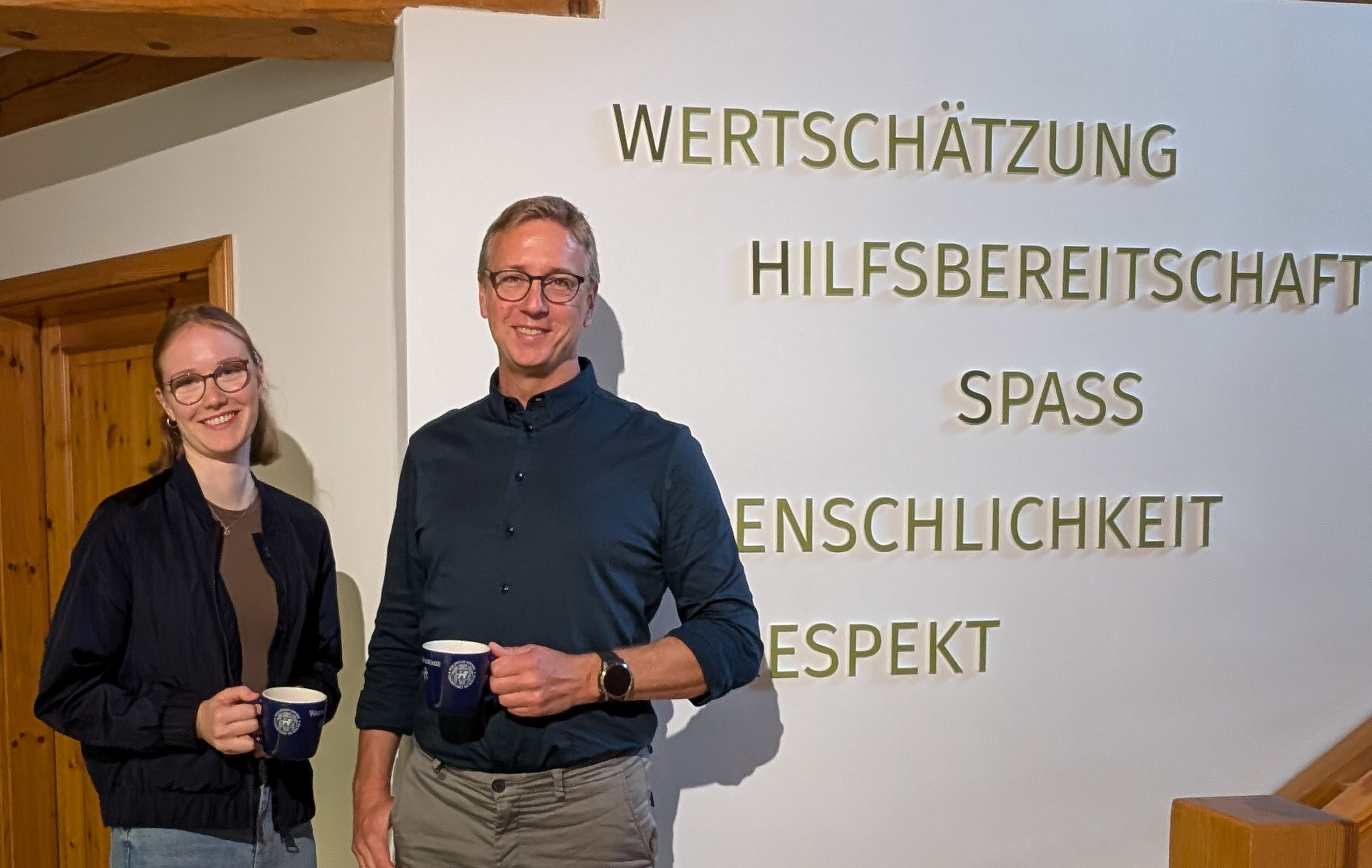 Bele Könemann und Fabian Martens lächeln in die Kamera