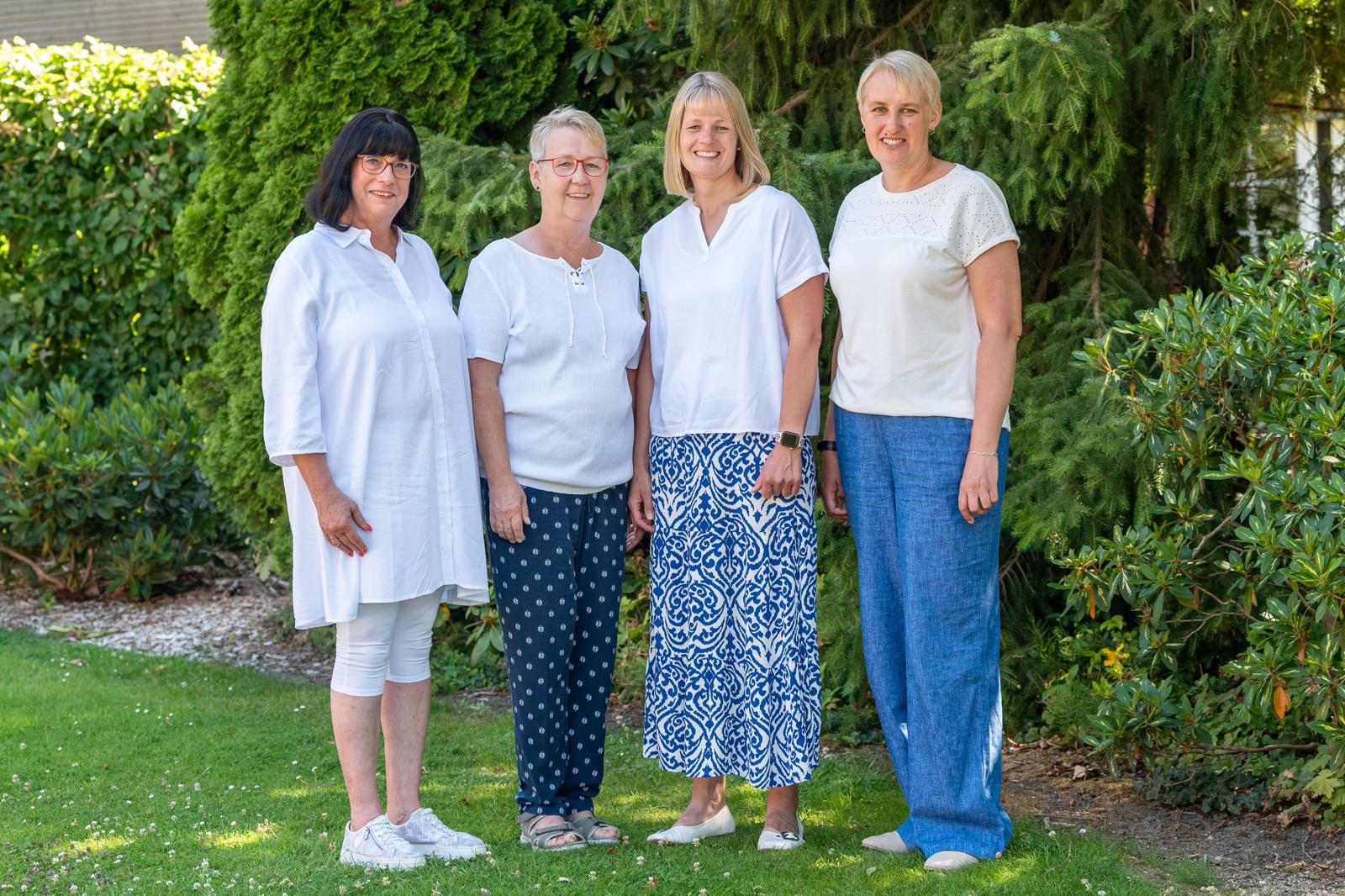 Claudia Hesebeck, Sabine Heider, Anika Six und Inka Müller lächeln in die Kamera