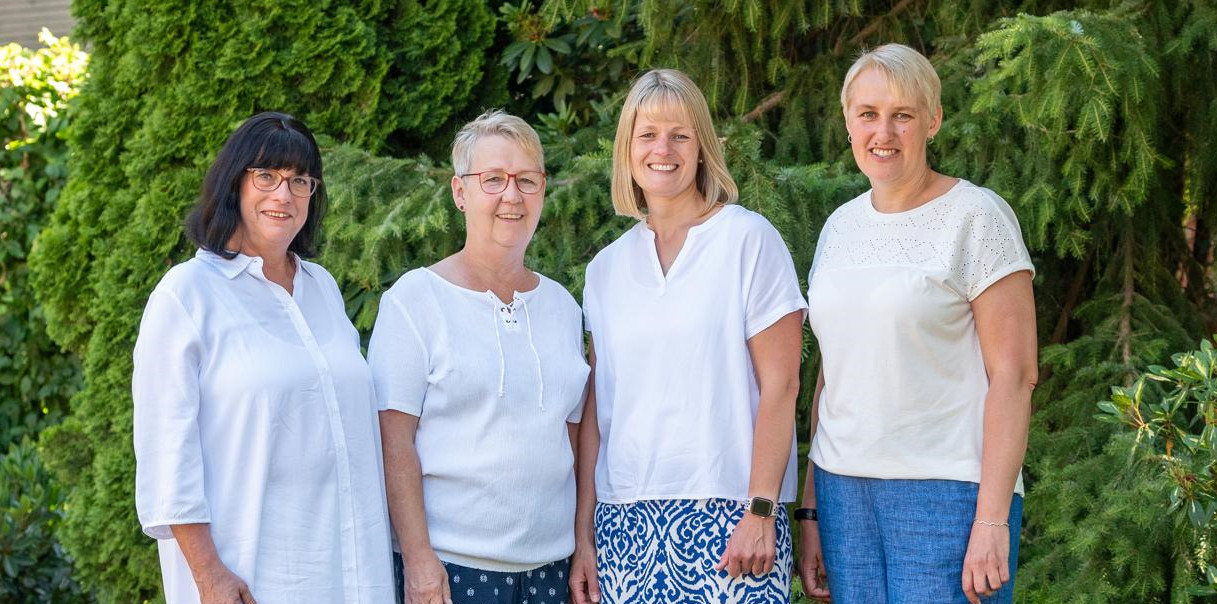 Claudia Hesebeck, Sabine Heider, Anika Six und Inka Müller lächeln in die Kamera