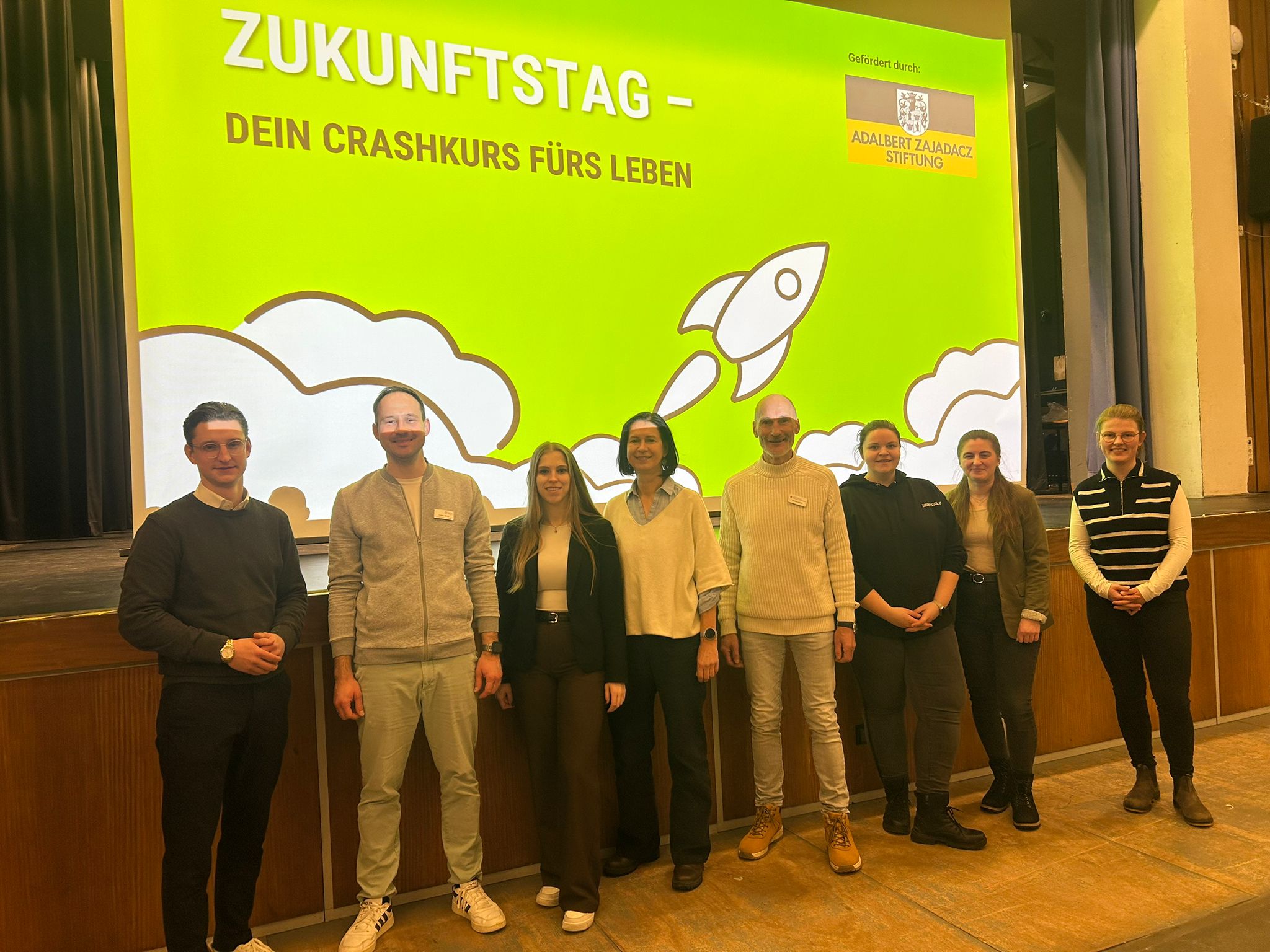 Jenny und Johanne auf der Bühne neben anderen Personen.