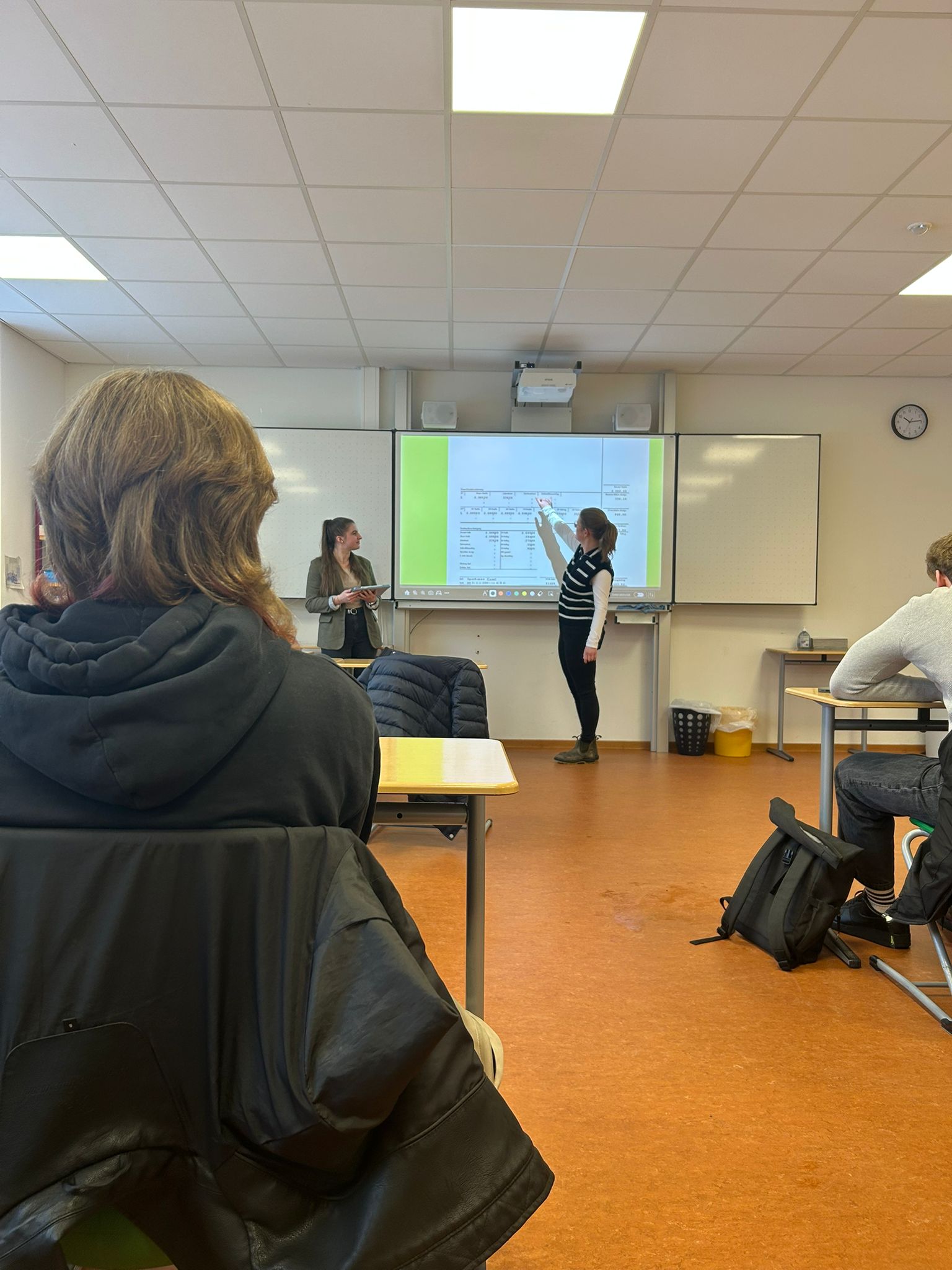 Jenny und Johanne auf der Bühne neben anderen Personen.